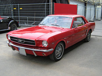 1280px-1965_Ford_Mustang_2D_Hardtop_Front.jpg